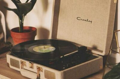 Travel-Friendly Vinyl Player Setup: Portable Accessories & Tips